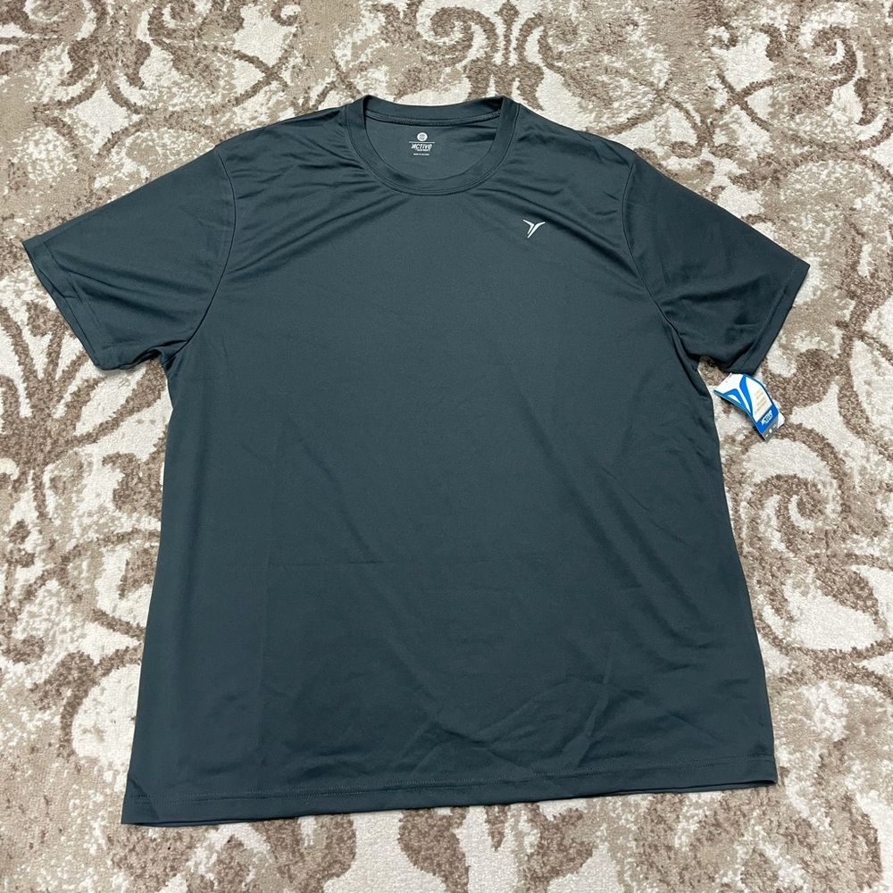 Menโs Old Navy active tee